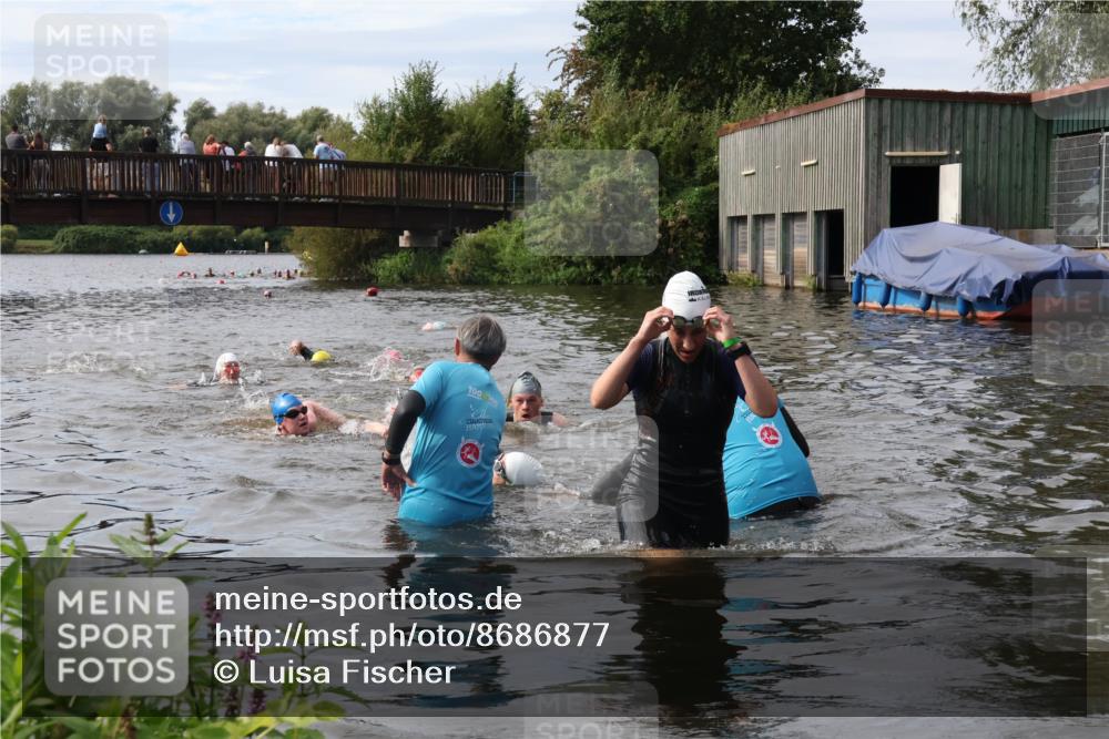 31.08.2025 - Elbe Triathlon Hamburg Luisa Fischer http://msf.ph/oto/8686877 31.08.2025 10:50:35 Schwimmen 1576, 1584, 1609 meine-sportfotos.de