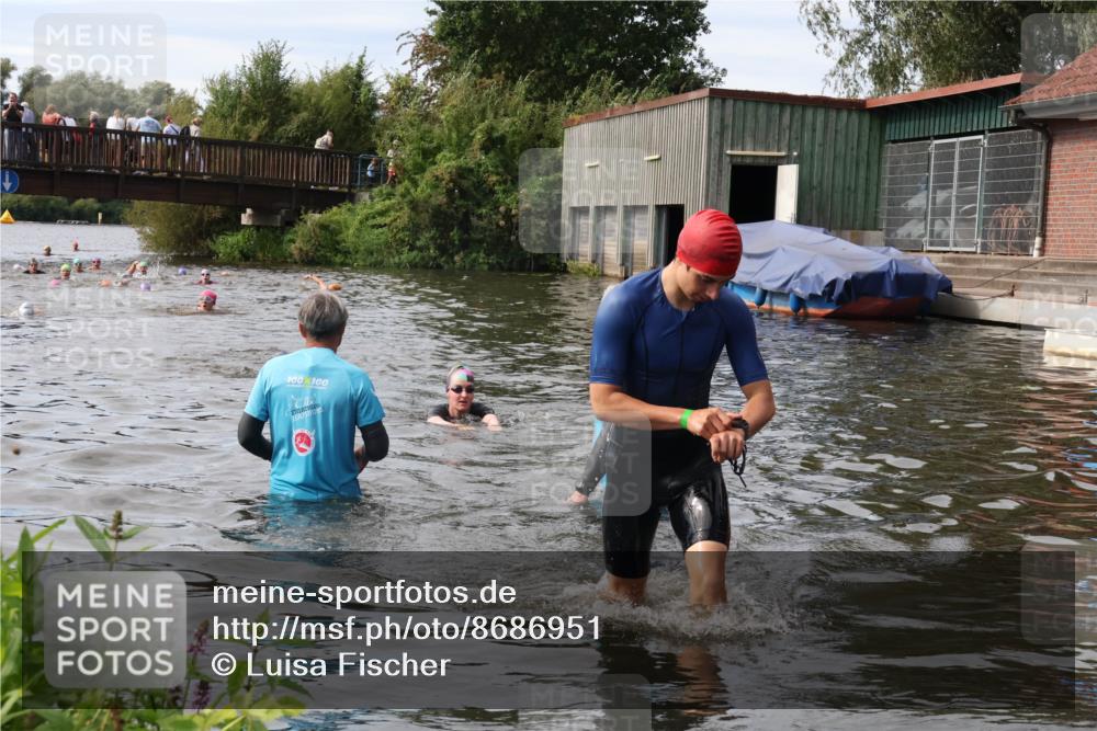 31.08.2025 - Elbe Triathlon Hamburg Luisa Fischer http://msf.ph/oto/8686951 31.08.2025 10:51:22 Schwimmen 1556, 1592 meine-sportfotos.de