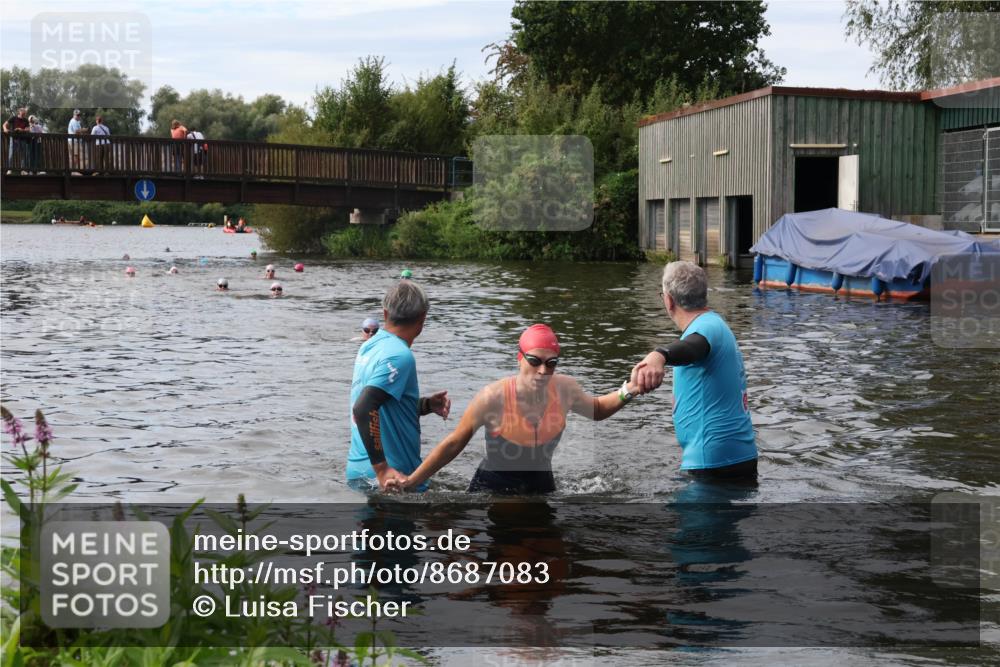 31.08.2025 - Elbe Triathlon Hamburg Luisa Fischer http://msf.ph/oto/8687083 31.08.2025 10:52:41 Schwimmen 1587 meine-sportfotos.de