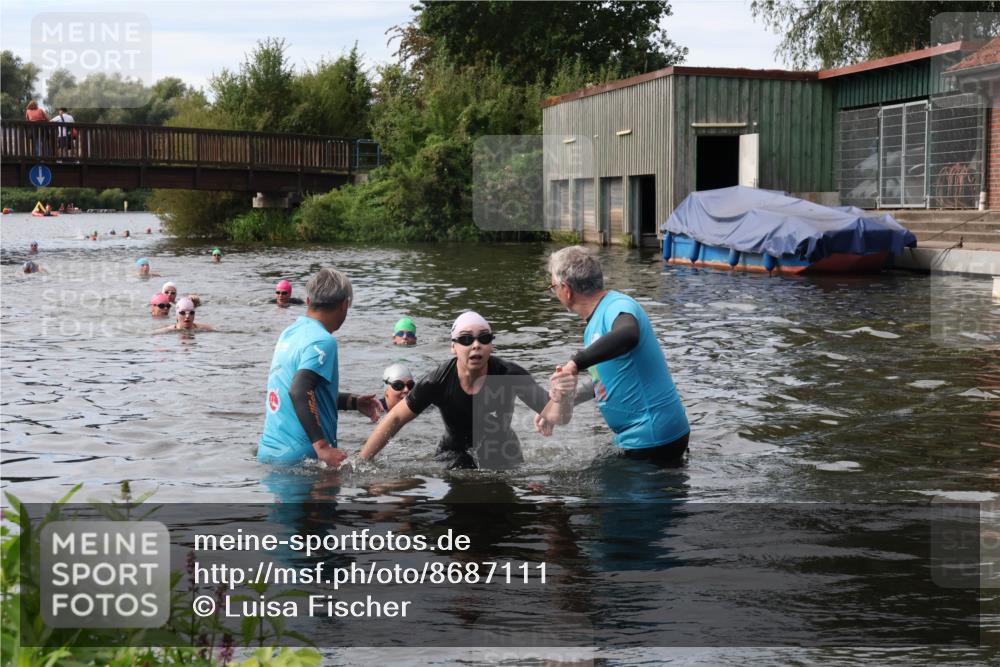 31.08.2025 - Elbe Triathlon Hamburg Luisa Fischer http://msf.ph/oto/8687111 31.08.2025 10:53:09 Schwimmen 1573, 1577 meine-sportfotos.de