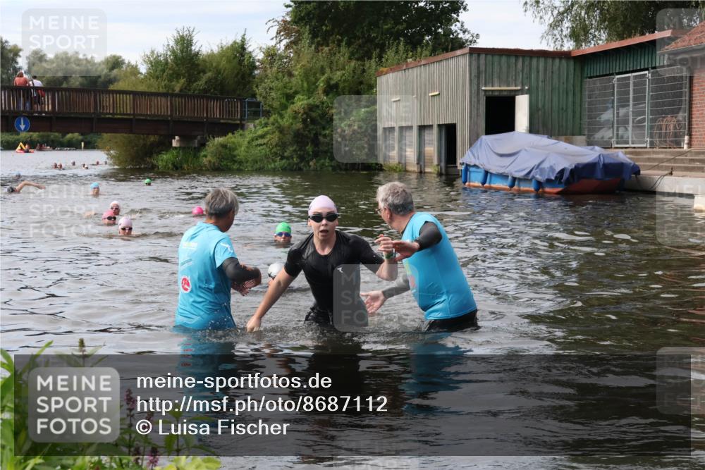 31.08.2025 - Elbe Triathlon Hamburg Luisa Fischer http://msf.ph/oto/8687112 31.08.2025 10:53:09 Schwimmen 1573, 1577 meine-sportfotos.de