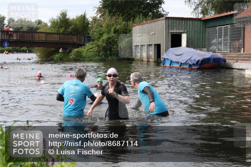31.08.2025 - Elbe Triathlon Hamburg Luisa Fischer http://msf.ph/oto/8687114 31.08.2025 10:53:10 Schwimmen 1573, 1577 meine-sportfotos.de