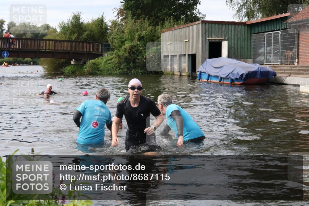 31.08.2025 - Elbe Triathlon Hamburg Luisa Fischer http://msf.ph/oto/8687115 31.08.2025 10:53:10 Schwimmen 1573, 1577 meine-sportfotos.de