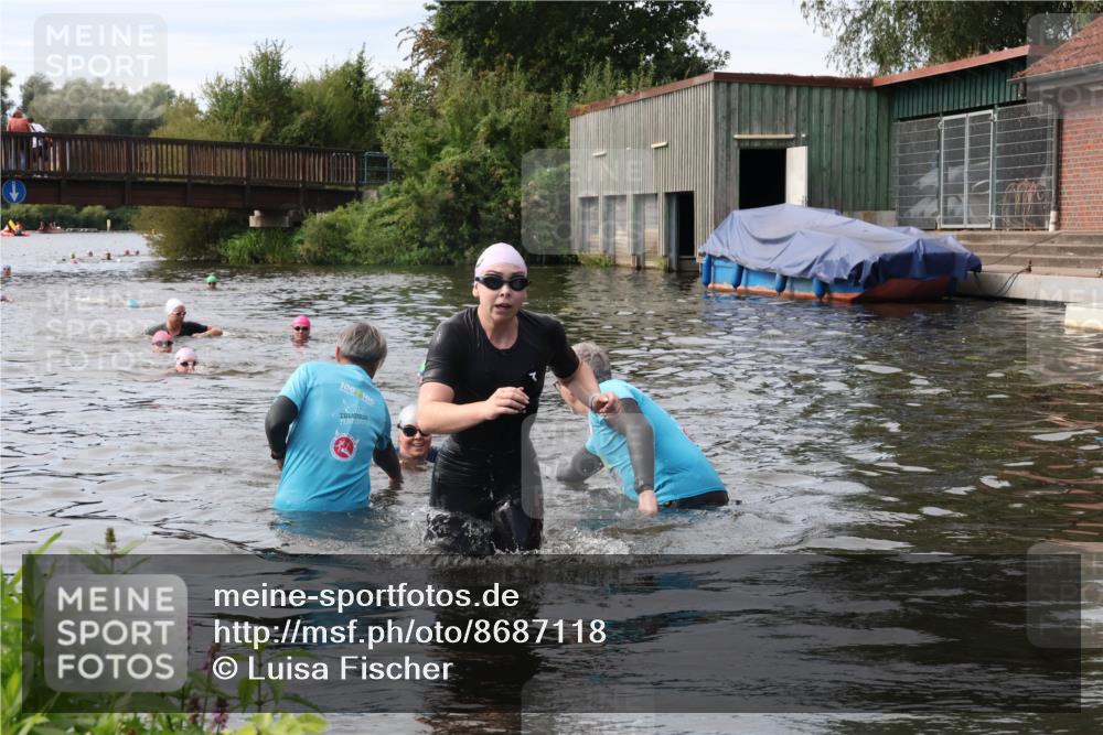 31.08.2025 - Elbe Triathlon Hamburg Luisa Fischer http://msf.ph/oto/8687118 31.08.2025 10:53:10 Schwimmen 1573, 1577 meine-sportfotos.de