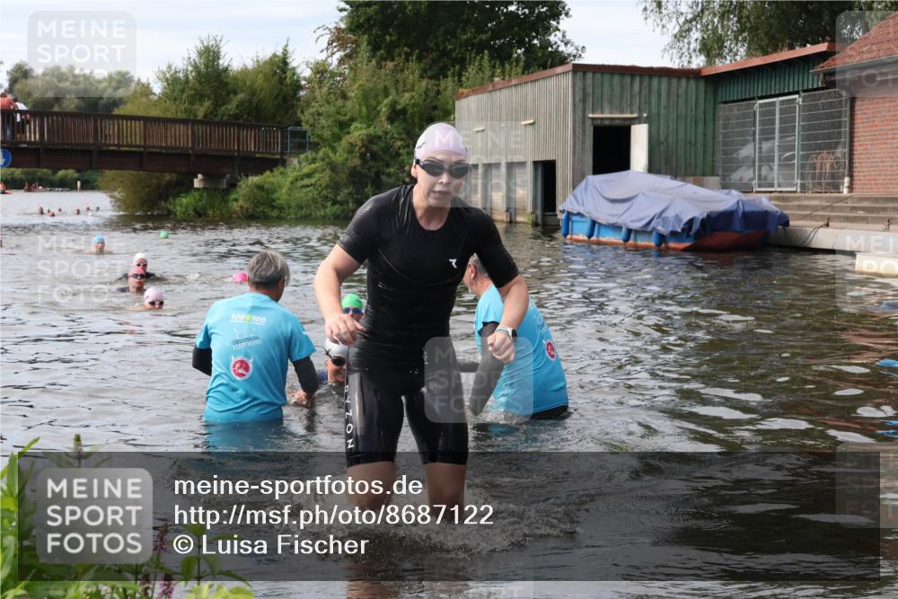 31.08.2025 - Elbe Triathlon Hamburg Luisa Fischer http://msf.ph/oto/8687122 31.08.2025 10:53:11 Schwimmen 1573, 1577 meine-sportfotos.de