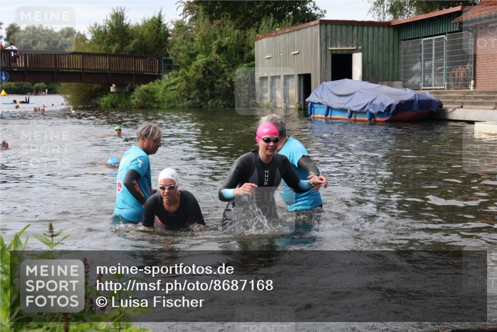 31.08.2025 - Elbe Triathlon Hamburg Luisa Fischer http://msf.ph/oto/8687168 31.08.2025 10:53:31 Schwimmen 1477, 1548, 1563, 1579 meine-sportfotos.de