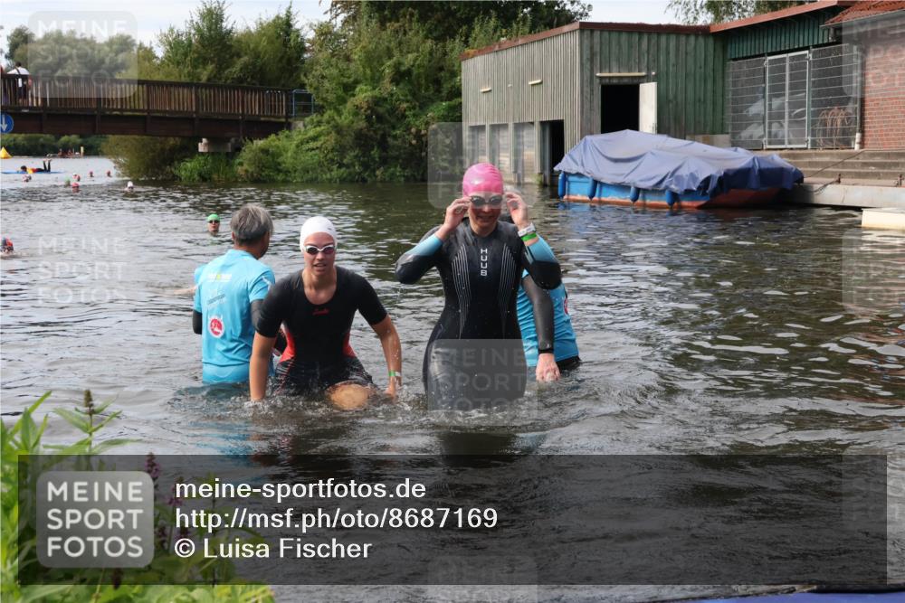 31.08.2025 - Elbe Triathlon Hamburg Luisa Fischer http://msf.ph/oto/8687169 31.08.2025 10:53:31 Schwimmen 1477, 1548, 1563, 1579 meine-sportfotos.de