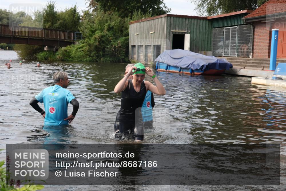 31.08.2025 - Elbe Triathlon Hamburg Luisa Fischer http://msf.ph/oto/8687186 31.08.2025 10:53:56 Schwimmen 1574, 1593 meine-sportfotos.de