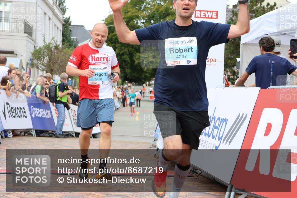 31.08.2025 - 21. Blankeneser Heldenlauf Strokosch-Dieckow http://msf.ph/oto/8687219 31.08.2025 11:58:24 Ziel 5714, 4328, 4297 meine-sportfotos.de