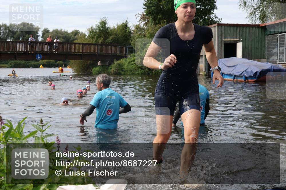 31.08.2025 - Elbe Triathlon Hamburg Luisa Fischer http://msf.ph/oto/8687227 31.08.2025 10:54:49 Schwimmen 1524, 1554 meine-sportfotos.de