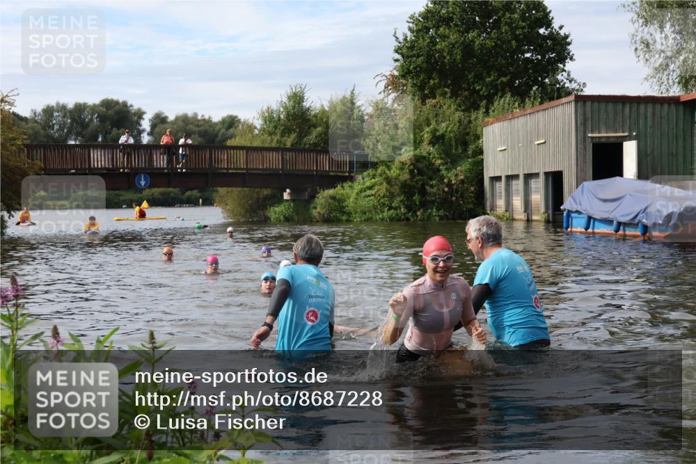 31.08.2025 - Elbe Triathlon Hamburg Luisa Fischer http://msf.ph/oto/8687228 31.08.2025 10:54:57 Schwimmen 1515, 1589, 1611 meine-sportfotos.de
