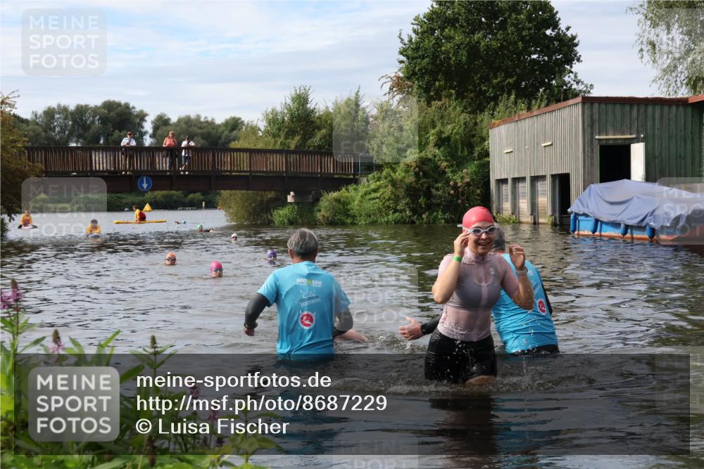 31.08.2025 - Elbe Triathlon Hamburg Luisa Fischer http://msf.ph/oto/8687229 31.08.2025 10:54:57 Schwimmen 1515, 1589, 1611 meine-sportfotos.de