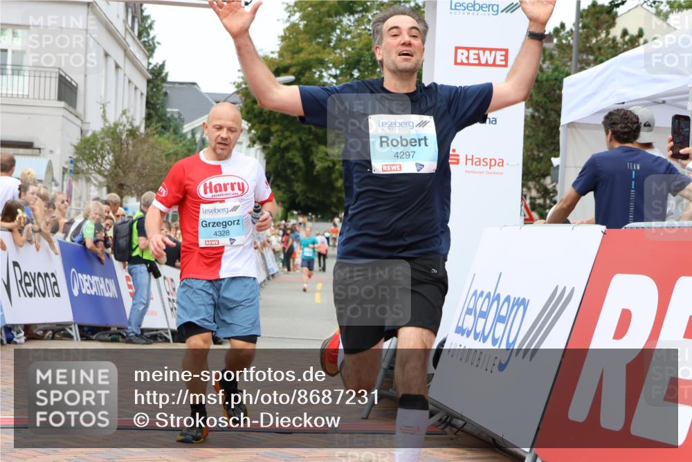 31.08.2025 - 21. Blankeneser Heldenlauf Strokosch-Dieckow http://msf.ph/oto/8687231 31.08.2025 11:58:24 Ziel 5714, 4328, 4297 meine-sportfotos.de