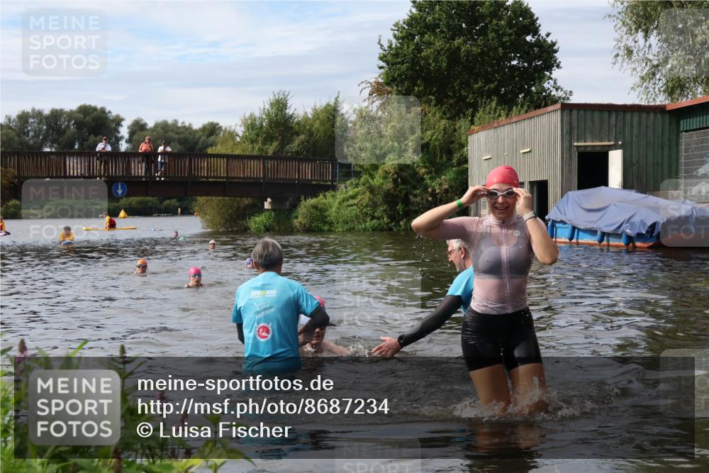 31.08.2025 - Elbe Triathlon Hamburg Luisa Fischer http://msf.ph/oto/8687234 31.08.2025 10:54:58 Schwimmen 1515, 1589, 1611 meine-sportfotos.de