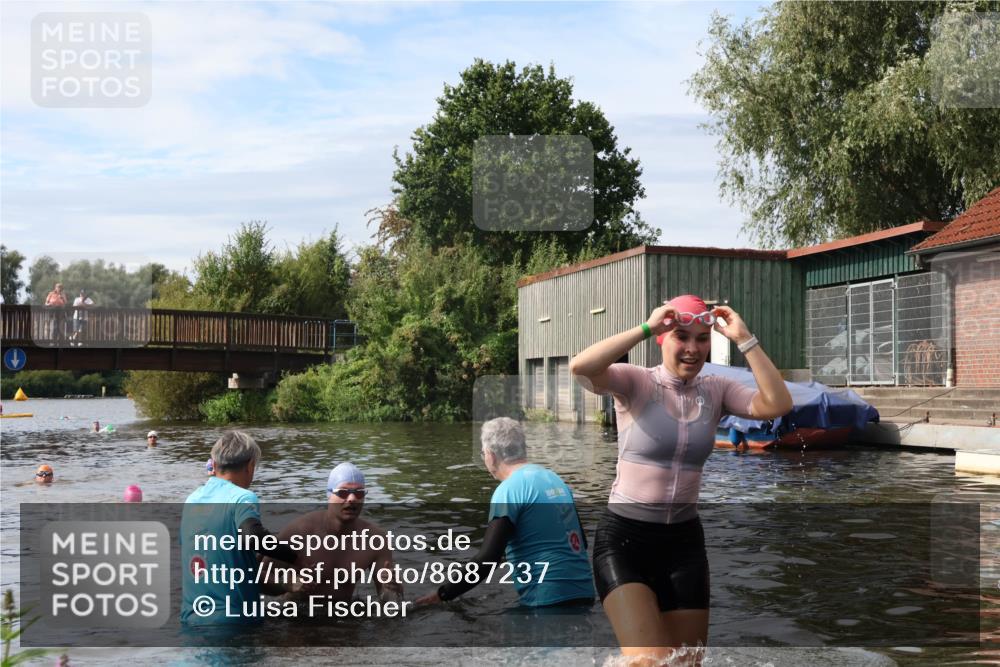 31.08.2025 - Elbe Triathlon Hamburg Luisa Fischer http://msf.ph/oto/8687237 31.08.2025 10:54:59 Schwimmen 1515, 1589, 1611 meine-sportfotos.de