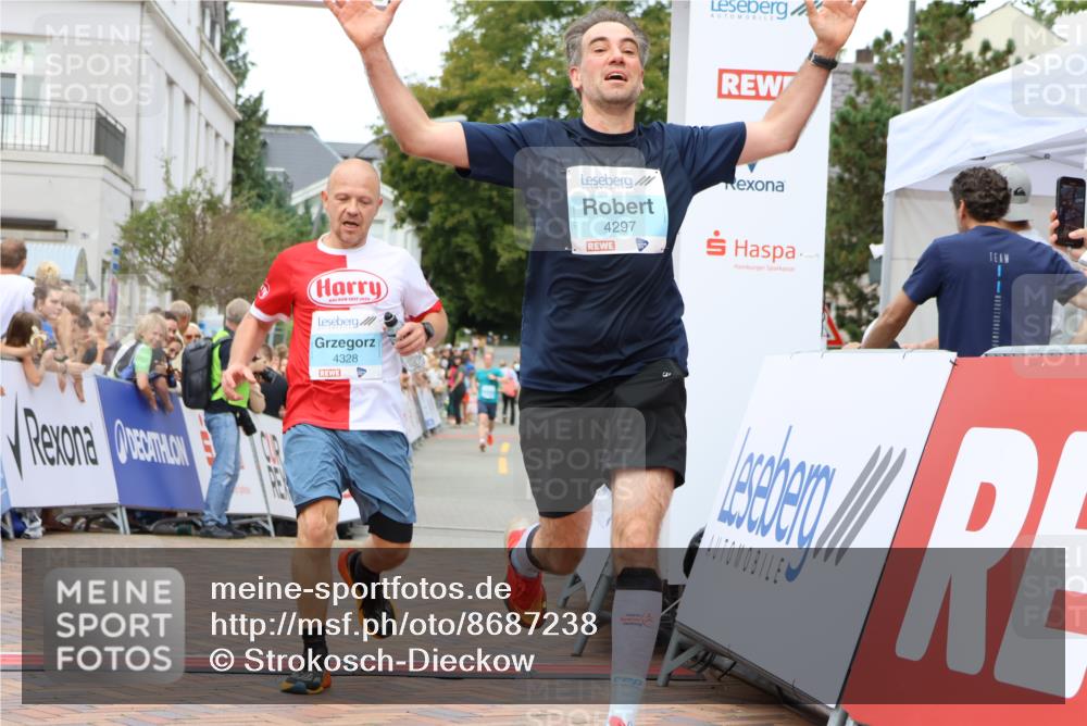 31.08.2025 - 21. Blankeneser Heldenlauf Strokosch-Dieckow http://msf.ph/oto/8687238 31.08.2025 11:58:24 Ziel 5714, 4328, 4297 meine-sportfotos.de