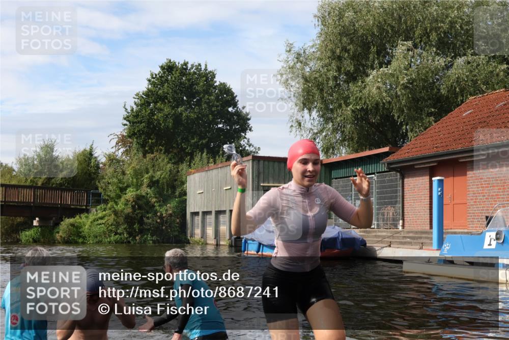 31.08.2025 - Elbe Triathlon Hamburg Luisa Fischer http://msf.ph/oto/8687241 31.08.2025 10:54:59 Schwimmen 1515, 1589, 1611 meine-sportfotos.de
