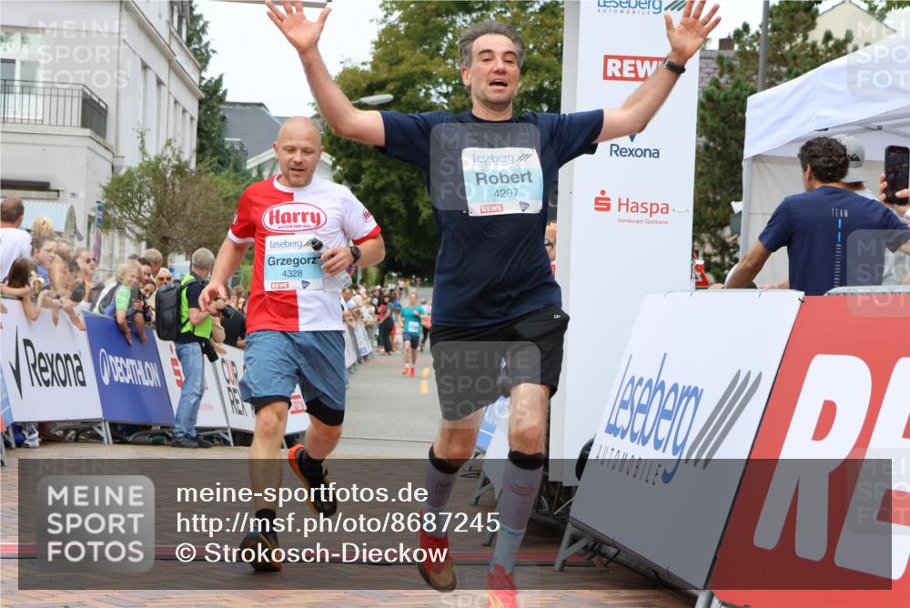 31.08.2025 - 21. Blankeneser Heldenlauf Strokosch-Dieckow http://msf.ph/oto/8687245 31.08.2025 11:58:24 Ziel 5714, 4328, 4297 meine-sportfotos.de