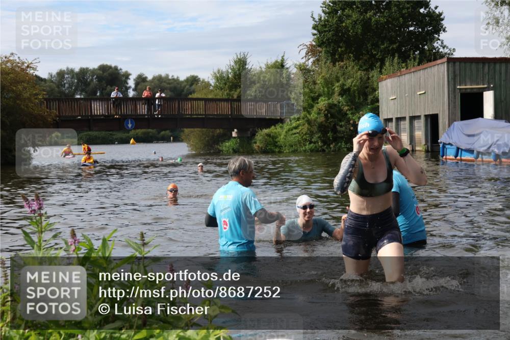 31.08.2025 - Elbe Triathlon Hamburg Luisa Fischer http://msf.ph/oto/8687252 31.08.2025 10:55:08 Schwimmen 1525, 1538, 1611, 1616 meine-sportfotos.de