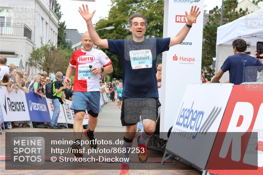 31.08.2025 - 21. Blankeneser Heldenlauf Strokosch-Dieckow http://msf.ph/oto/8687253 31.08.2025 11:58:24 Ziel 5714, 4328, 4297 meine-sportfotos.de