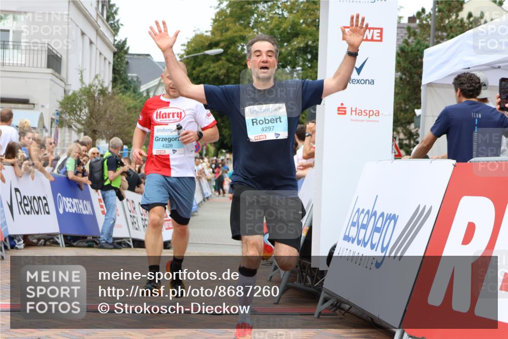 31.08.2025 - 21. Blankeneser Heldenlauf Strokosch-Dieckow http://msf.ph/oto/8687260 31.08.2025 11:58:24 Ziel 5714, 4328, 4297 meine-sportfotos.de