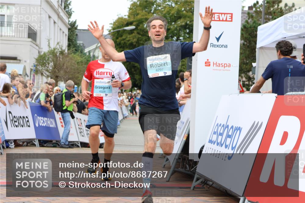 31.08.2025 - 21. Blankeneser Heldenlauf Strokosch-Dieckow http://msf.ph/oto/8687267 31.08.2025 11:58:24 Ziel 5714, 4328, 4297 meine-sportfotos.de