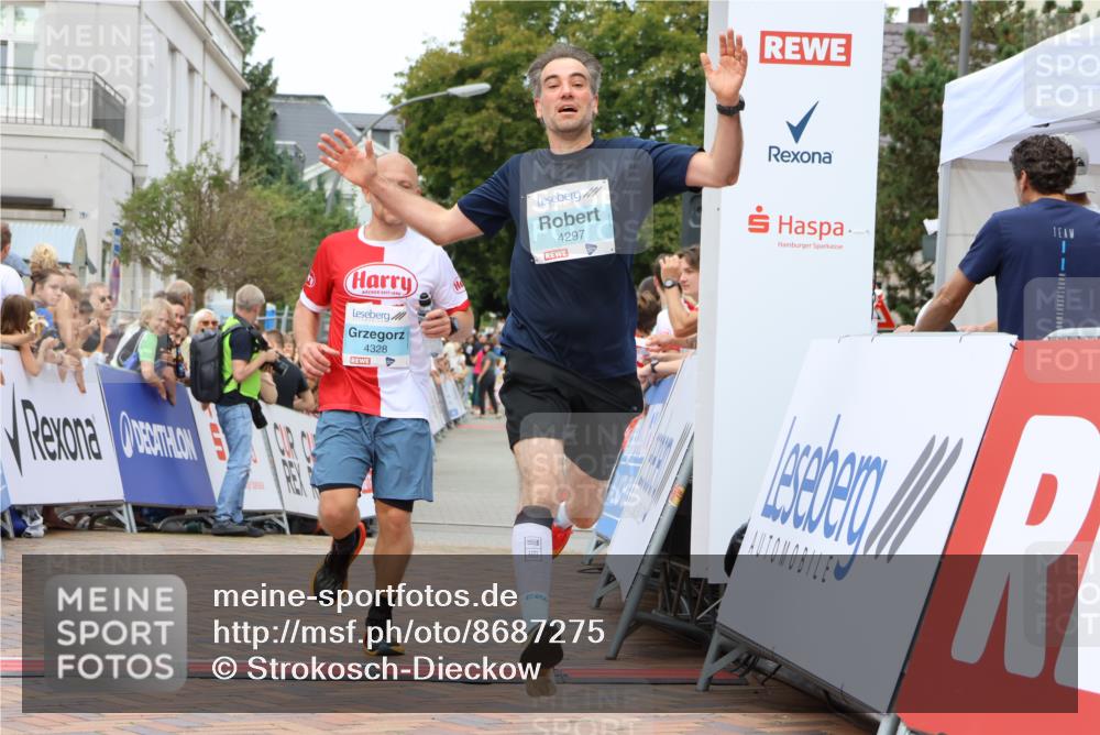 31.08.2025 - 21. Blankeneser Heldenlauf Strokosch-Dieckow http://msf.ph/oto/8687275 31.08.2025 11:58:24 Ziel 5714, 4328, 4297 meine-sportfotos.de