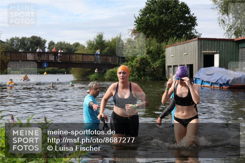 31.08.2025 - Elbe Triathlon Hamburg Luisa Fischer http://msf.ph/oto/8687277 31.08.2025 10:55:25 Schwimmen 1555, 1617 meine-sportfotos.de