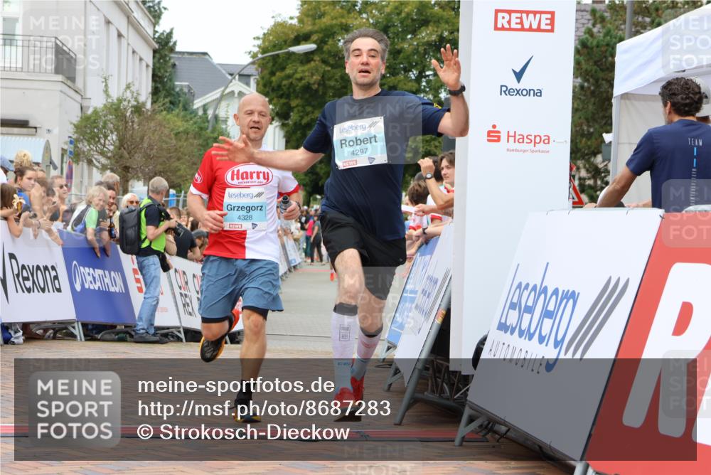 31.08.2025 - 21. Blankeneser Heldenlauf Strokosch-Dieckow http://msf.ph/oto/8687283 31.08.2025 11:58:23 Ziel 5714, 4328, 4297 meine-sportfotos.de