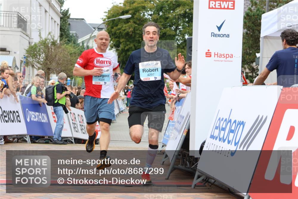 31.08.2025 - 21. Blankeneser Heldenlauf Strokosch-Dieckow http://msf.ph/oto/8687299 31.08.2025 11:58:23 Ziel 5714, 4328, 4297 meine-sportfotos.de