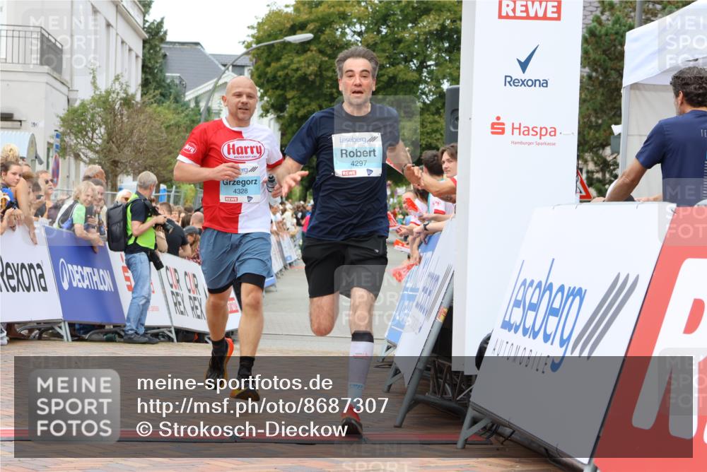 31.08.2025 - 21. Blankeneser Heldenlauf Strokosch-Dieckow http://msf.ph/oto/8687307 31.08.2025 11:58:23 Ziel 5714, 4328, 4297 meine-sportfotos.de