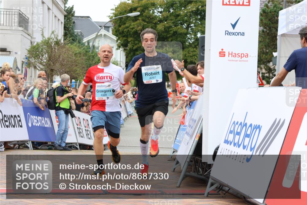 31.08.2025 - 21. Blankeneser Heldenlauf Strokosch-Dieckow http://msf.ph/oto/8687330 31.08.2025 11:58:23 Ziel 5714, 4328, 4297 meine-sportfotos.de