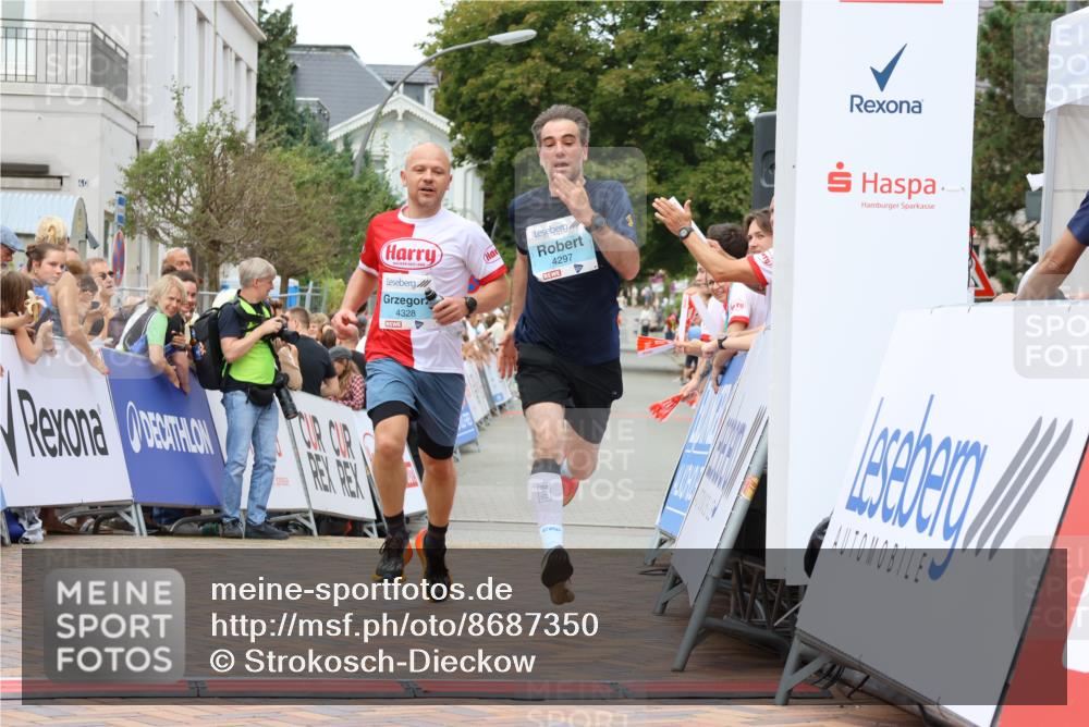 31.08.2025 - 21. Blankeneser Heldenlauf Strokosch-Dieckow http://msf.ph/oto/8687350 31.08.2025 11:58:23 Ziel 5714, 4328, 4297 meine-sportfotos.de