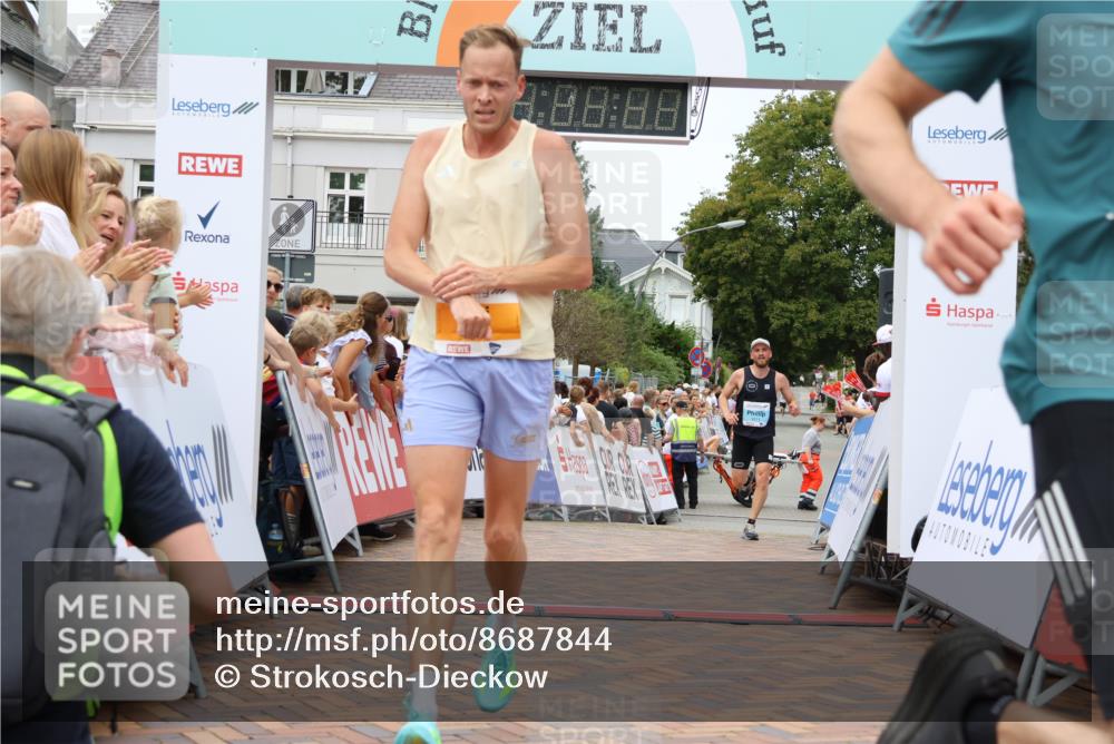 31.08.2025 - 21. Blankeneser Heldenlauf Strokosch-Dieckow http://msf.ph/oto/8687844 31.08.2025 11:56:34 Ziel 5615, 4265, 4217, 4211 meine-sportfotos.de