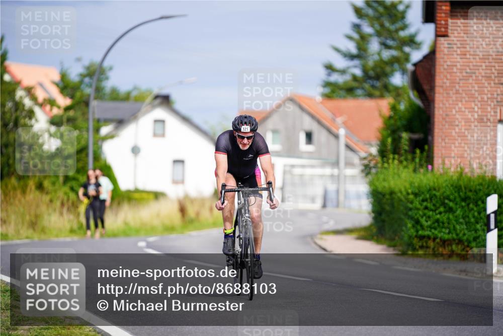31.08.2025 - Elbe Triathlon Hamburg Michael Burmester http://msf.ph/oto/8688103 31.08.2025 15:35:06 Radfahren  meine-sportfotos.de