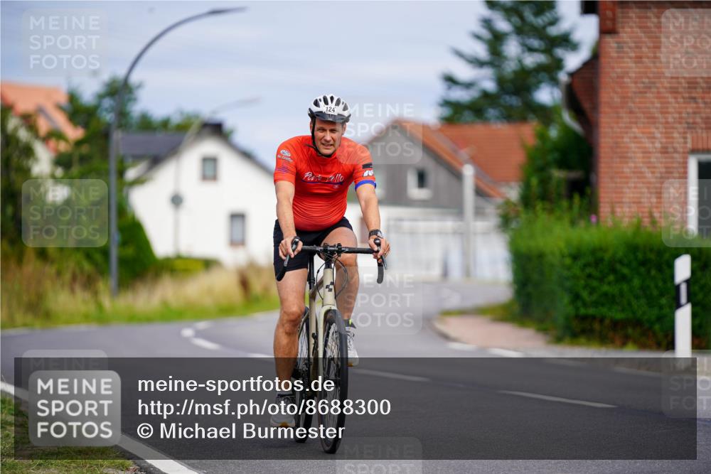 31.08.2025 - Elbe Triathlon Hamburg Michael Burmester http://msf.ph/oto/8688300 31.08.2025 15:40:35 Radfahren  meine-sportfotos.de