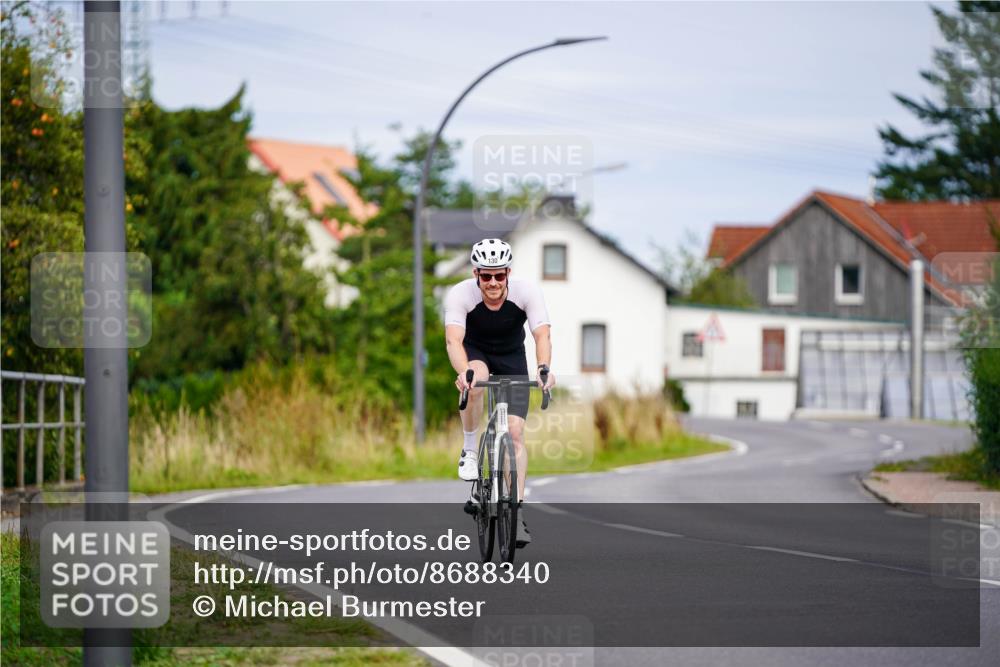 31.08.2025 - Elbe Triathlon Hamburg Michael Burmester http://msf.ph/oto/8688340 31.08.2025 15:42:24 Radfahren  meine-sportfotos.de