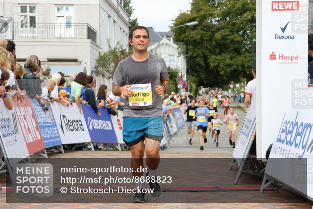 31.08.2025 - 21. Blankeneser Heldenlauf Strokosch-Dieckow http://msf.ph/oto/8688823 31.08.2025 10:28:48 Ziel 2346, 2697, 2700, 2387 meine-sportfotos.de