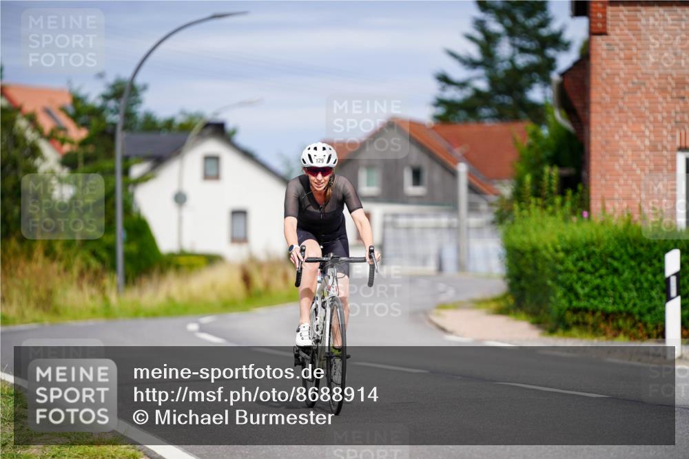 31.08.2025 - Elbe Triathlon Hamburg Michael Burmester http://msf.ph/oto/8688914 31.08.2025 16:03:35 Radfahren  meine-sportfotos.de