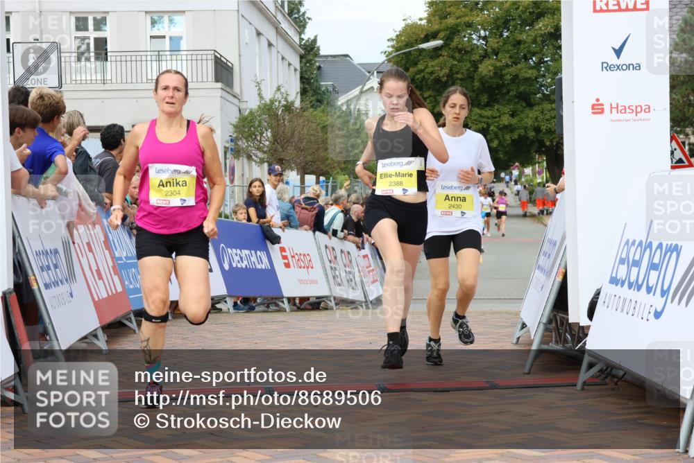 31.08.2025 - 21. Blankeneser Heldenlauf Strokosch-Dieckow http://msf.ph/oto/8689506 31.08.2025 10:33:14 Ziel 2304, 2433, 2388, 2430 meine-sportfotos.de