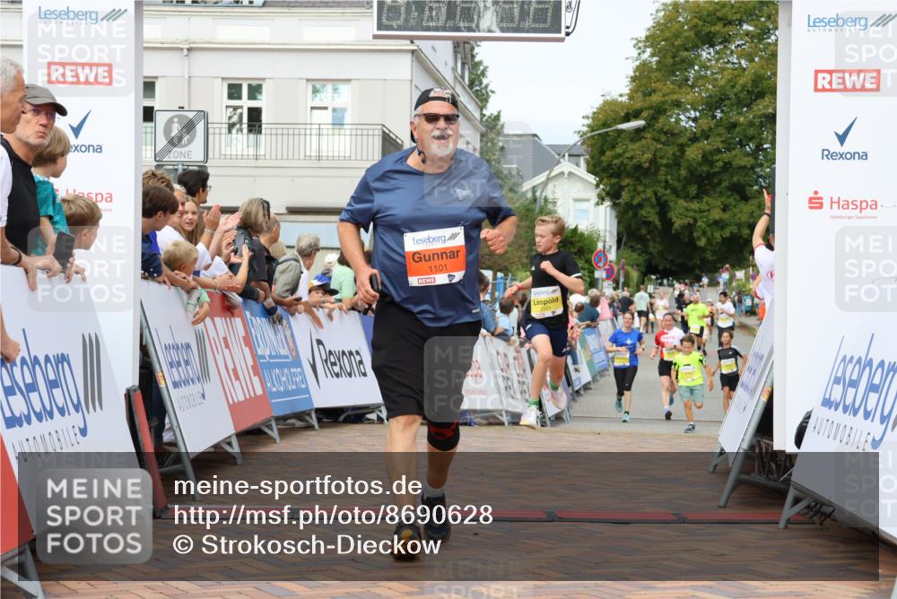 31.08.2025 - 21. Blankeneser Heldenlauf Strokosch-Dieckow http://msf.ph/oto/8690628 31.08.2025 10:27:05 Ziel 1101, 2468, 2393, 2205, 2521 meine-sportfotos.de
