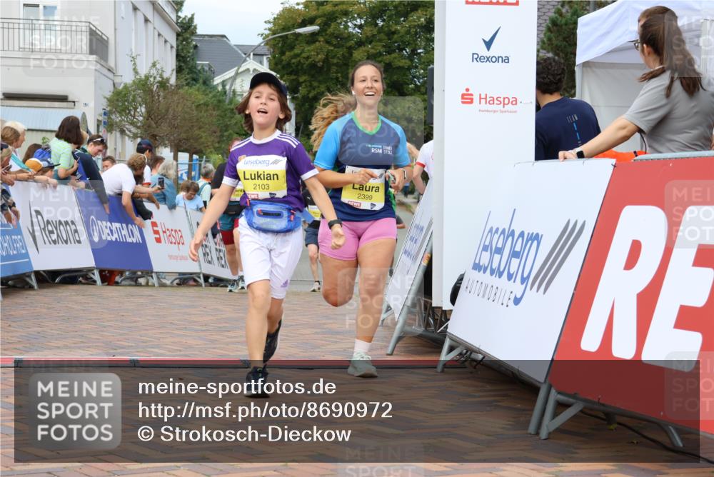 31.08.2025 - 21. Blankeneser Heldenlauf Strokosch-Dieckow http://msf.ph/oto/8690972 31.08.2025 10:31:17 Ziel 2437, 2324, 2551, 2121, 2307, 2649, 2647, 2399, 2103 meine-sportfotos.de