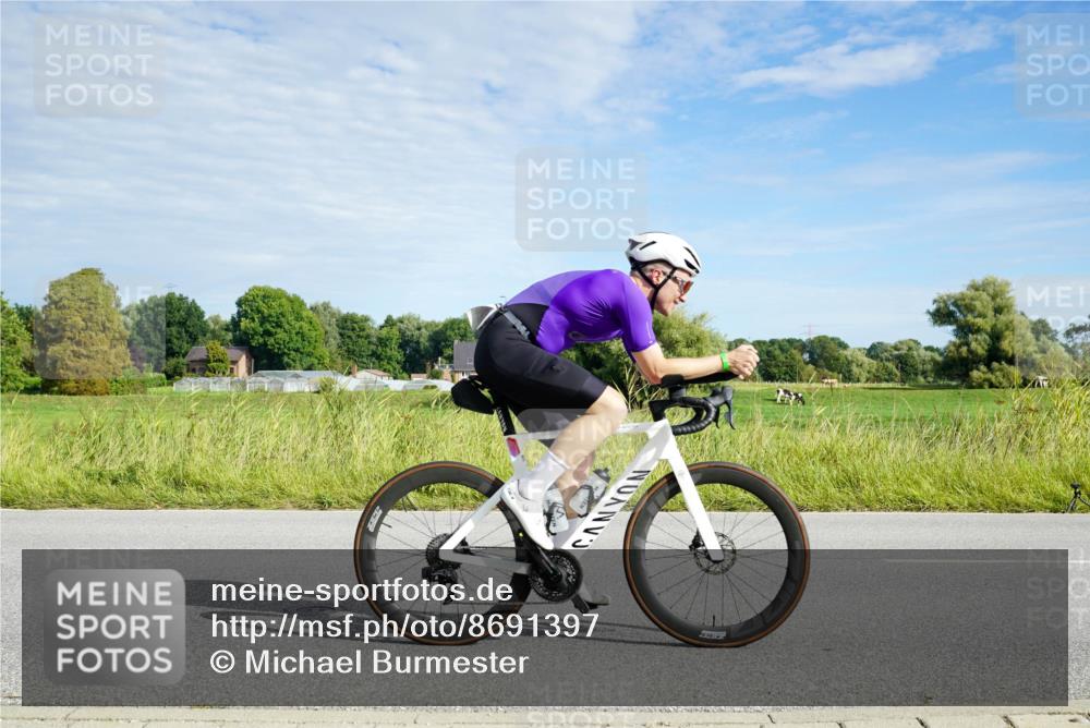 31.08.2025 - Elbe Triathlon Hamburg Michael Burmester http://msf.ph/oto/8691397 31.08.2025 10:00:31 Radfahren 526, 589, 717, 759 meine-sportfotos.de