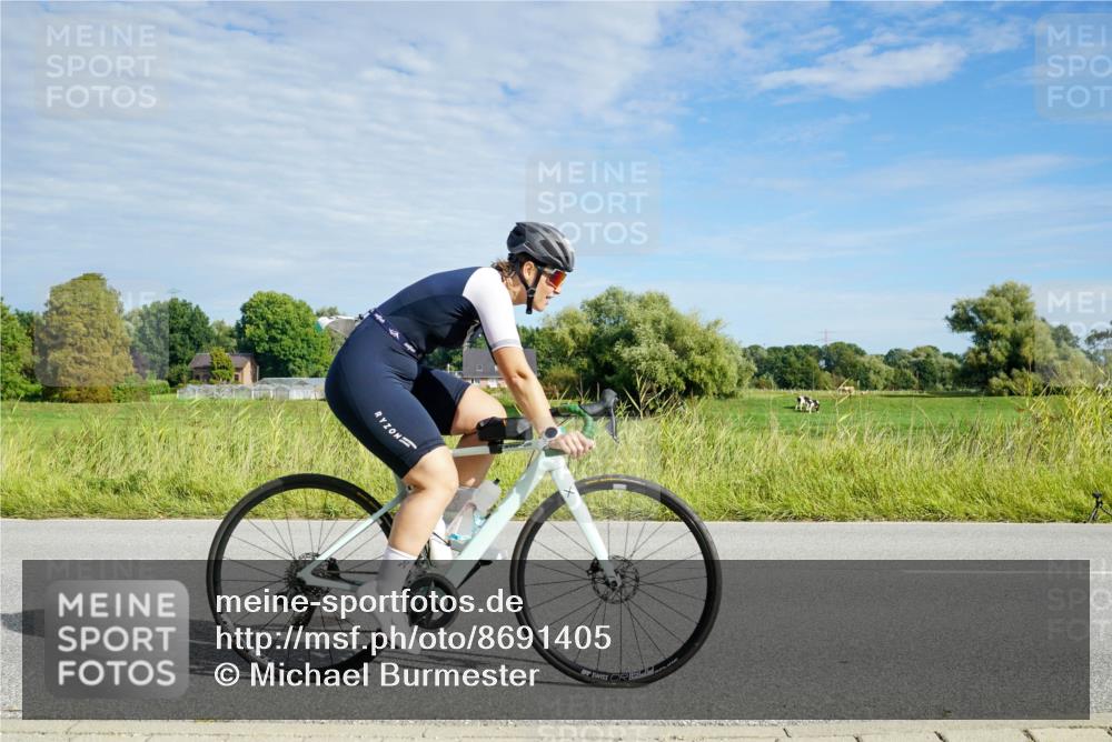 31.08.2025 - Elbe Triathlon Hamburg Michael Burmester http://msf.ph/oto/8691405 31.08.2025 10:00:45 Radfahren 420, 461, 564, 635, 707, 731, 868, 869, 896, 906 meine-sportfotos.de