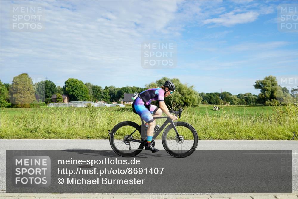 31.08.2025 - Elbe Triathlon Hamburg Michael Burmester http://msf.ph/oto/8691407 31.08.2025 10:00:46 Radfahren 420, 461, 564, 635, 707, 731, 868, 869, 896, 906 meine-sportfotos.de