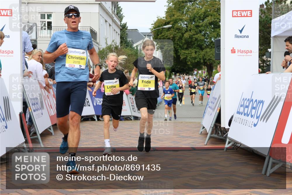 31.08.2025 - 21. Blankeneser Heldenlauf Strokosch-Dieckow http://msf.ph/oto/8691435 31.08.2025 10:25:55 Ziel 2342, 2472, 2070, 2241, 2243 meine-sportfotos.de