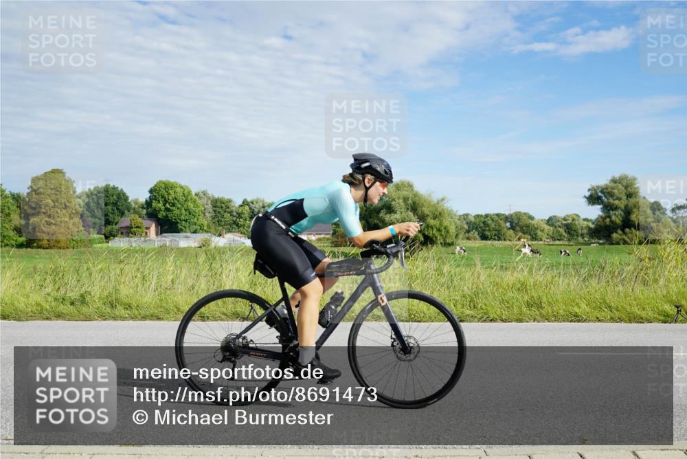31.08.2025 - Elbe Triathlon Hamburg Michael Burmester http://msf.ph/oto/8691473 31.08.2025 10:03:01 Radfahren 428, 495, 588, 618, 696, 739, 834, 850 meine-sportfotos.de