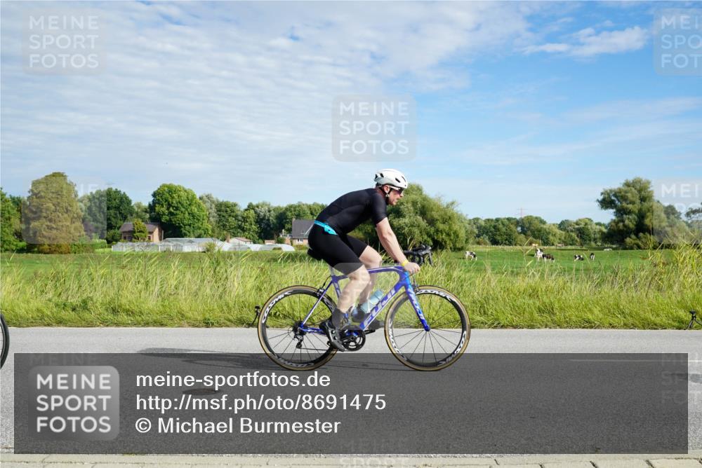 31.08.2025 - Elbe Triathlon Hamburg Michael Burmester http://msf.ph/oto/8691475 31.08.2025 10:03:02 Radfahren 428, 495, 515, 588, 618, 696, 739, 777, 834, 850 meine-sportfotos.de