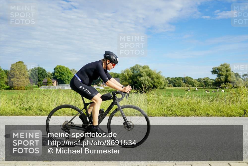 31.08.2025 - Elbe Triathlon Hamburg Michael Burmester http://msf.ph/oto/8691534 31.08.2025 10:04:30 Radfahren 597, 726, 880, 902, 918, 920 meine-sportfotos.de