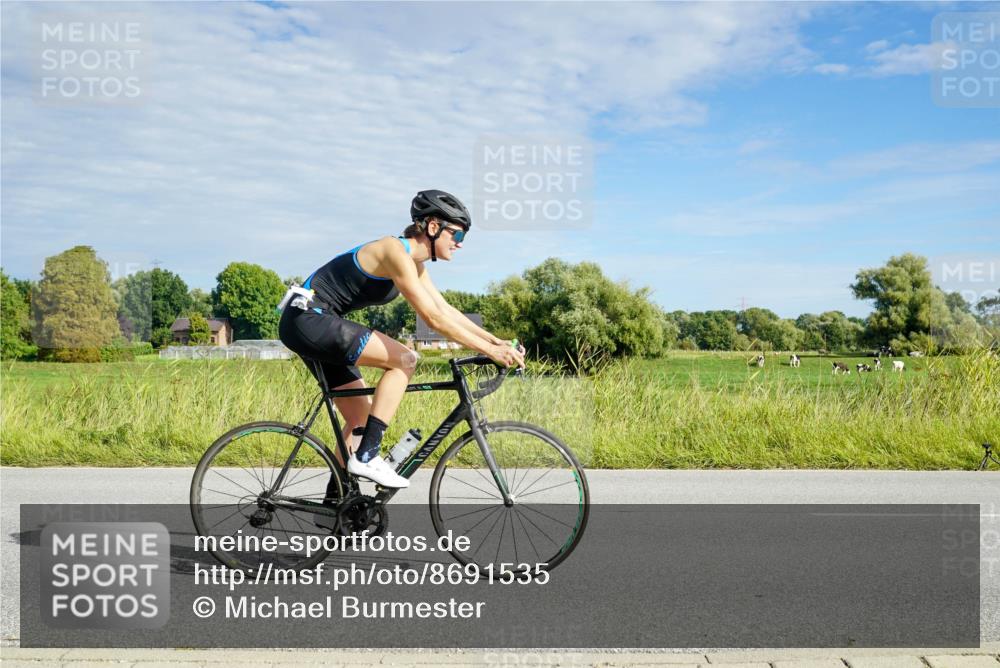 31.08.2025 - Elbe Triathlon Hamburg Michael Burmester http://msf.ph/oto/8691535 31.08.2025 10:04:34 Radfahren 400, 597, 726, 880, 902, 920, 931 meine-sportfotos.de